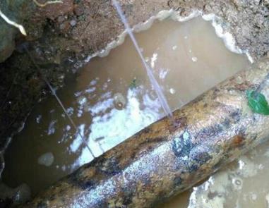 海棠楼顶渗水维修公司分享下地暖漏水的原因及检测方法。